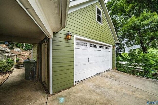 Building Photo - 1716 NE Wellman Ave