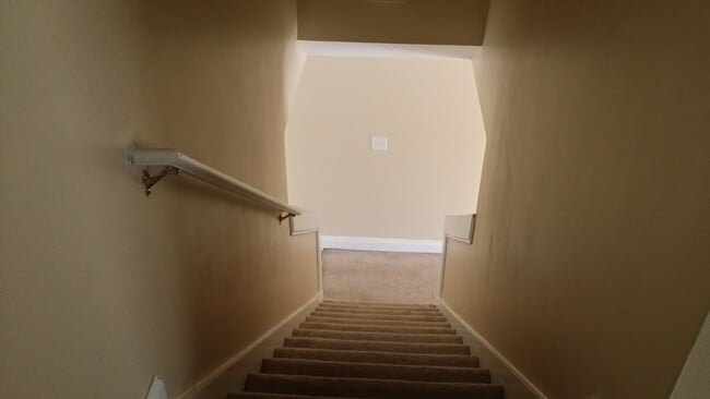Building Photo - Cute Townhouse in Conyers!