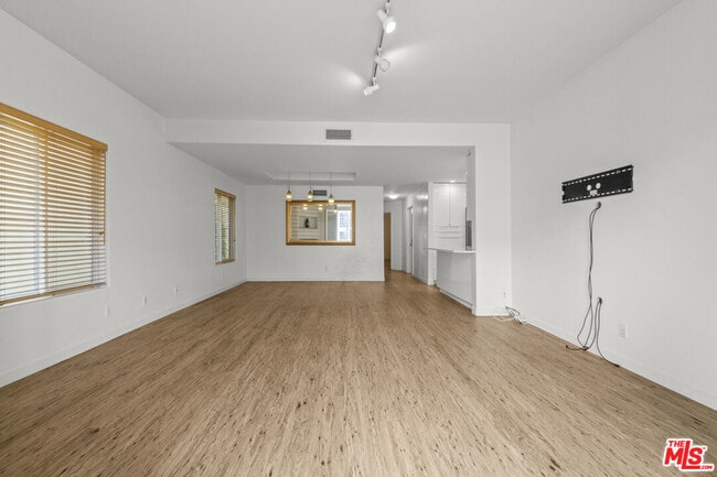 Building Photo - 123 Galleon St