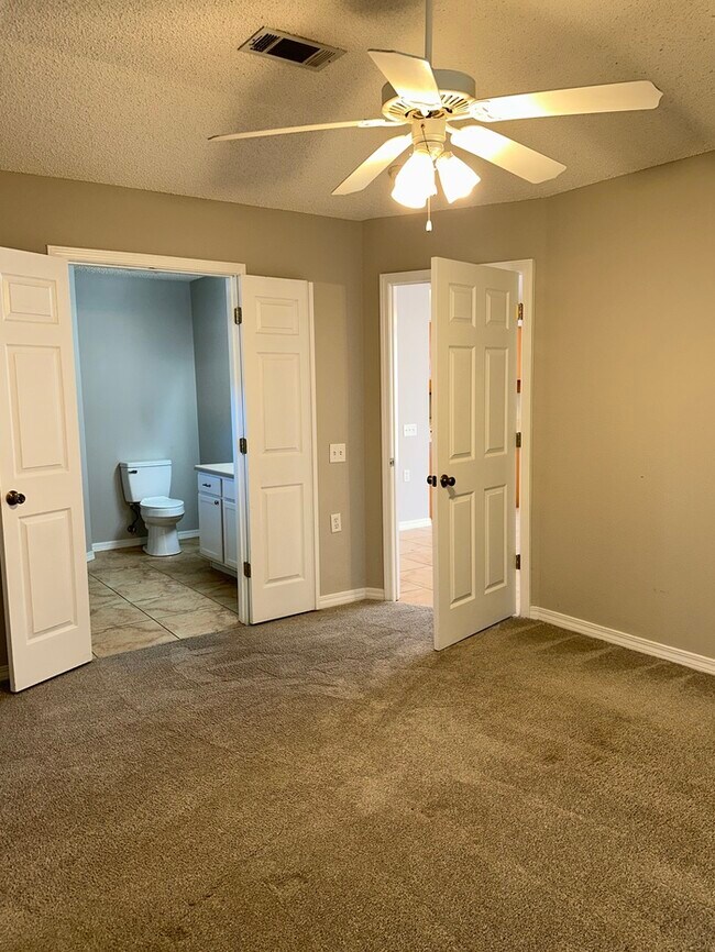 Building Photo - Cute 2/2 with garage and a nice size Flori...