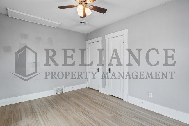 Building Photo - 3321 E Victor St