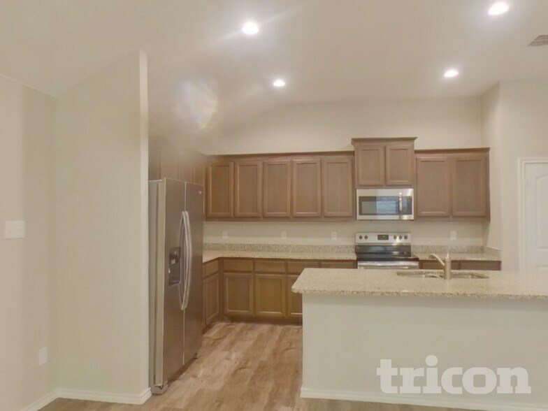 Building Photo - 2565 Hadley St