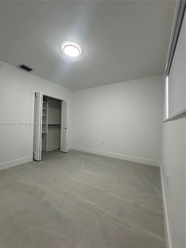Building Photo - 180 W 21st St