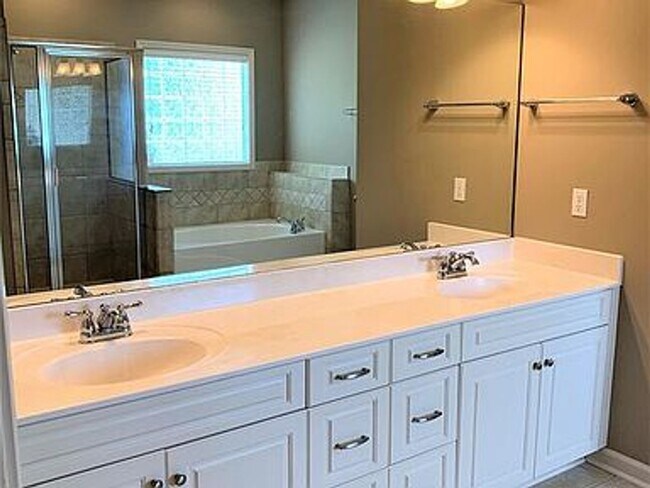 Building Photo - 725 Briarcliff Pl