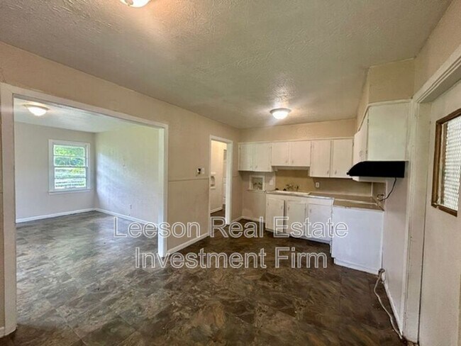 Building Photo - 307 W 71st St