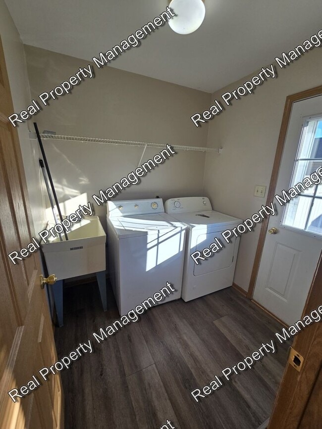 Building Photo - Updated 3 Bedroom Townhome