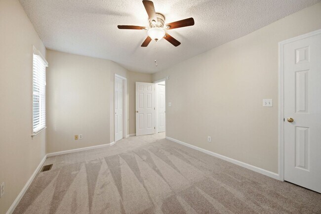 Building Photo - Beautiful End-Unit Townhome with Fresh Updates in Convenient Raleigh Location!