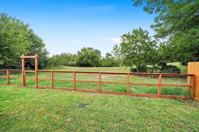 Building Photo - 914 Coachlight Dr