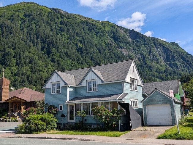 Building Photo - 3-Bedroom Home in Juneau’s Desirable Downt...
