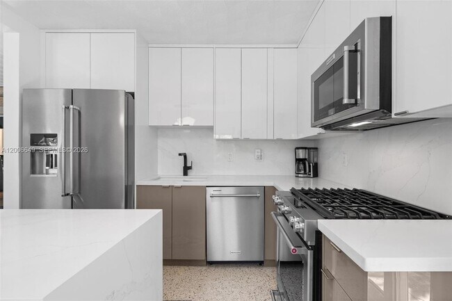 Building Photo - 930 N 11th Ct