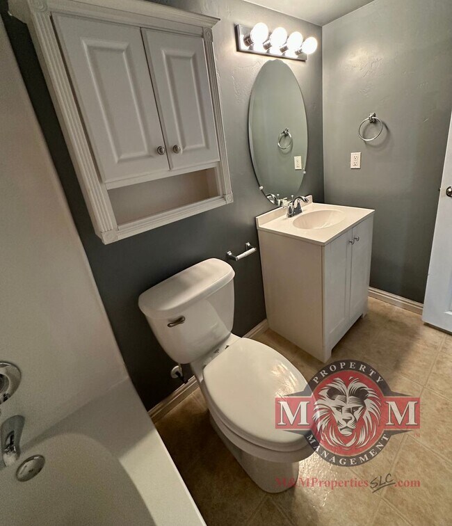 Building Photo - 3 Bd 3.5 Bath Model Like Townhome in Riverton