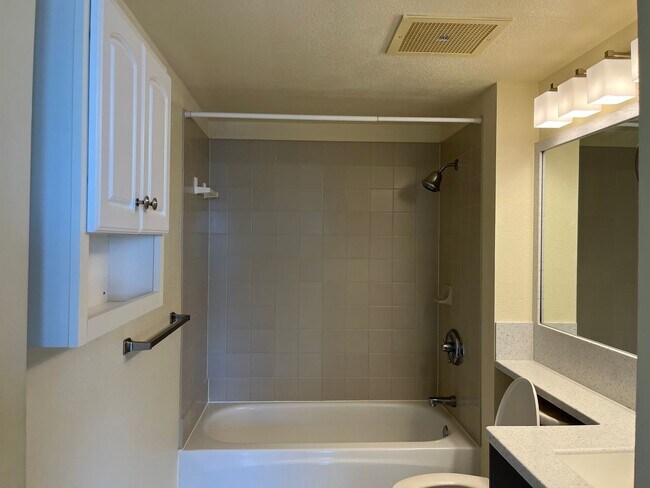 Building Photo - Country Club Villas - 2 bedrooms, 2 bath u...