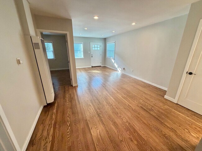 Building Photo - Charming El Segundo Bungalow w/ In-Unit Laundry & Huge Backyard!