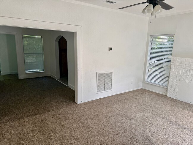 Building Photo - 3/1 Located in South St. Pete!