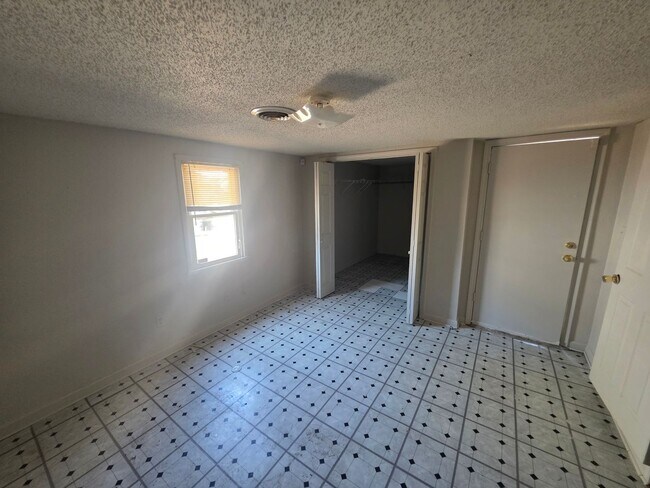 Building Photo - Spacious 3 bedroom!!