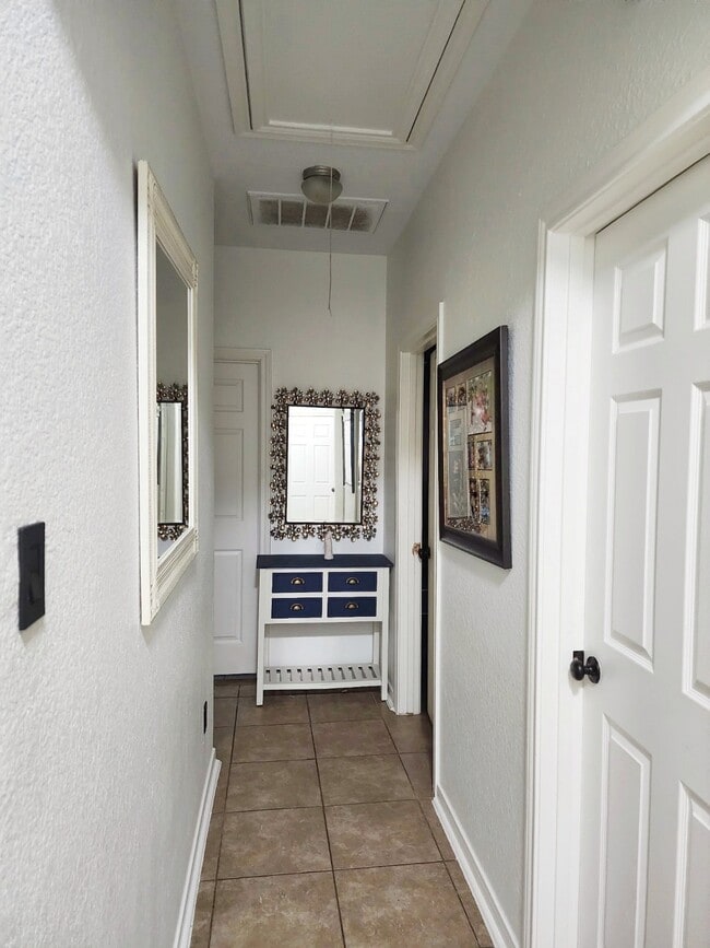 Building Photo - 9614 Pine Bank Ct