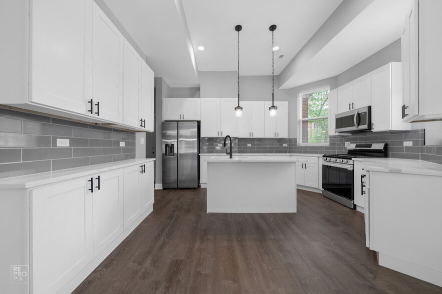 Building Photo - 700 S Loomis St