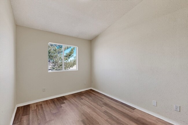 Building Photo - 4 bedroom 2.5 bath home in East El Paso!