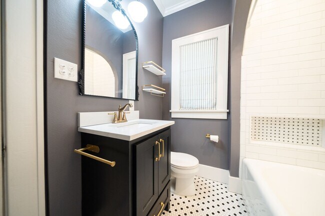 Building Photo - Charming home, great condition!
