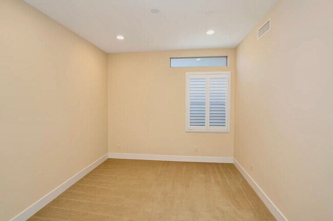Building Photo - Rare 4-Bedroom Find in Redondo Beach