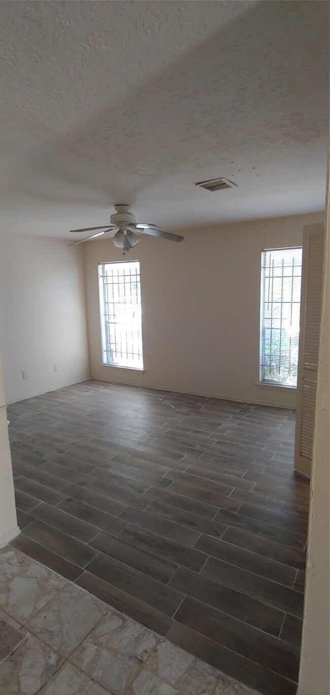 Building Photo - 10822 Lynbrook Dr