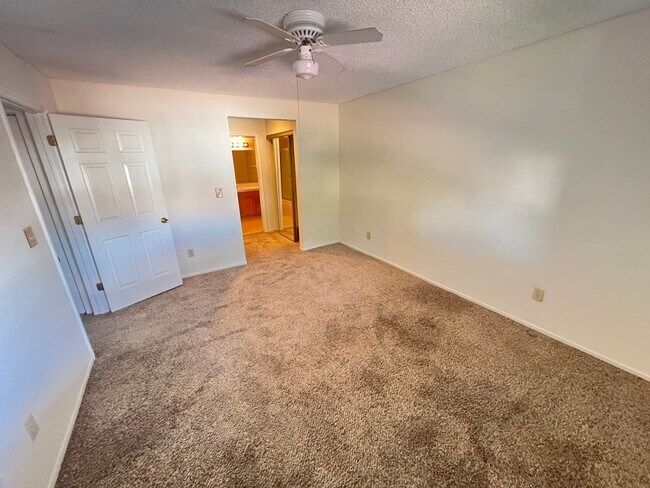 Building Photo - Spacious 2 bedroom 2nd floor unit