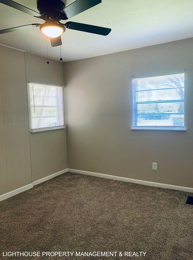 Building Photo - Cozy 2/1 duplex