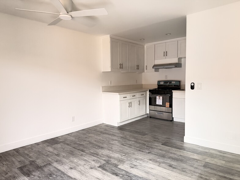 Building Photo - Convenient Beautifully Remodel Apartments