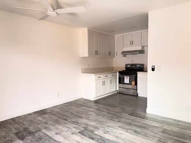 Building Photo - 15855 Saticoy St