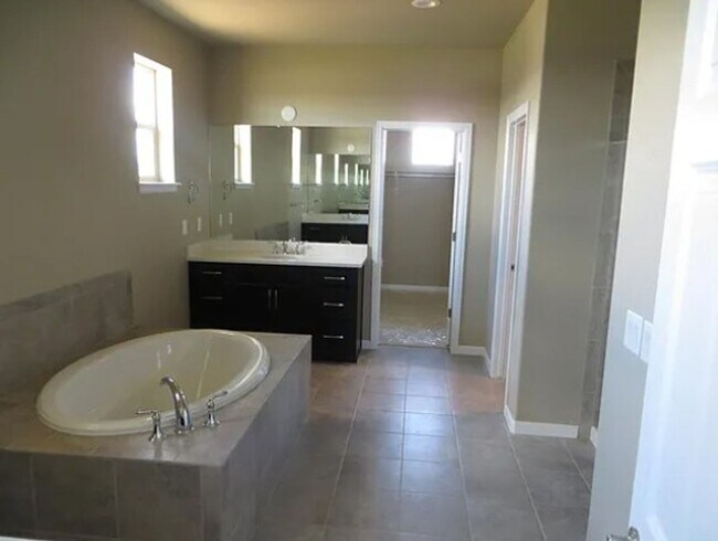 Building Photo - Large 5-Bed, 4-Bath Home in Kechter Farm Neighborhood - New Photos Coming Soon!