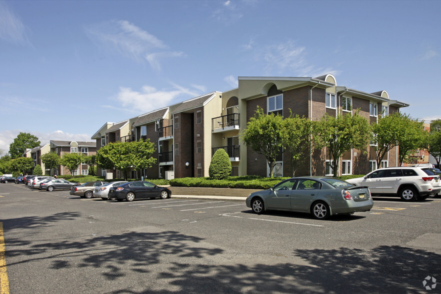 Building Photo - Carriage House