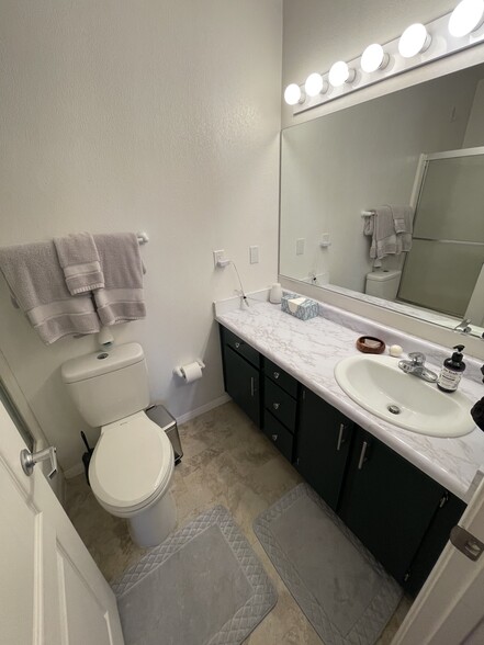 Updated en-suite bath with tub/shower - 985 E Mingus Ave