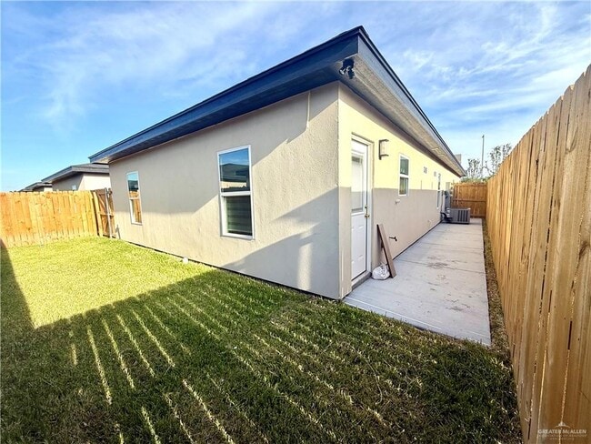 Building Photo - 2705 Brookside Bend St