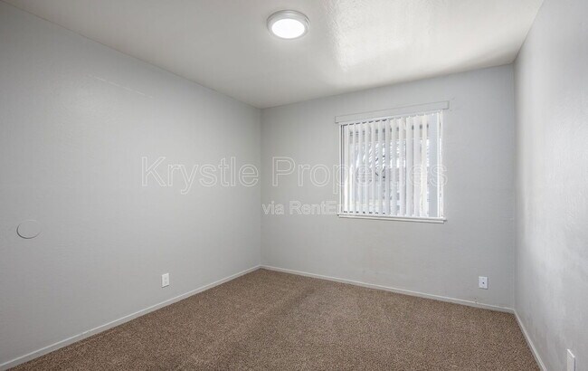 Building Photo - 2021 Red Robin Ln