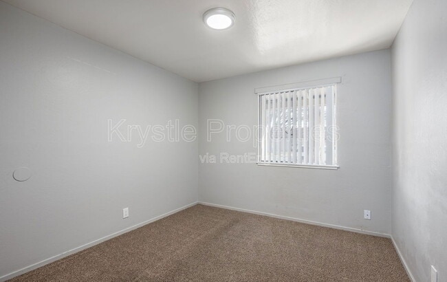 Building Photo - 2044 Red Robin Ln