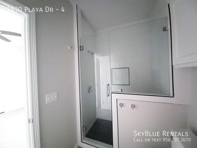 Building Photo - 1630 Playa Dr