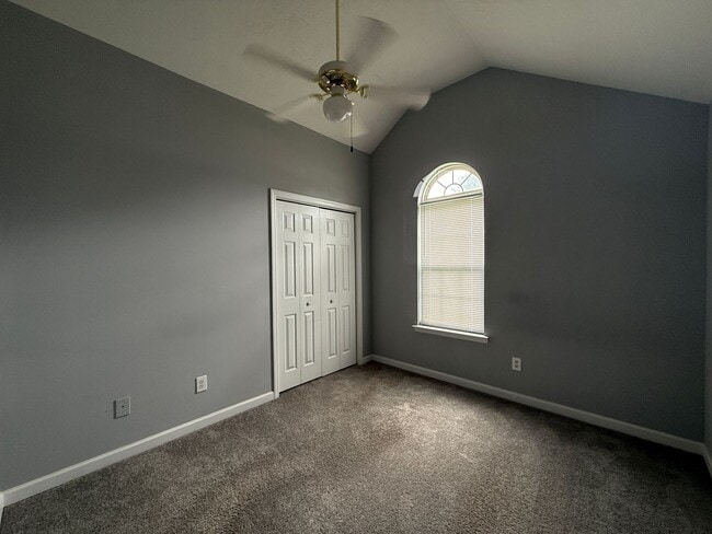 Building Photo - 3 bed, 2 bath home with back yard and one ...