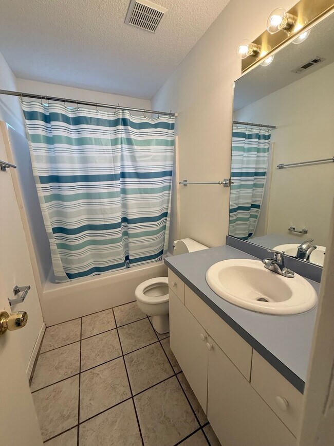 Building Photo - New Listing!