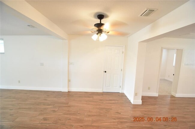 Building Photo - 417 Country Club Dr
