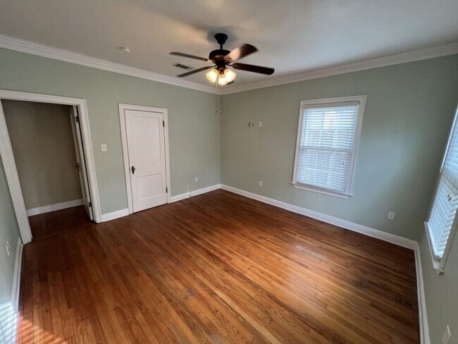 Building Photo - Charming 3 Bedroom Home Near LSU, University Lakes & Parade Routes!