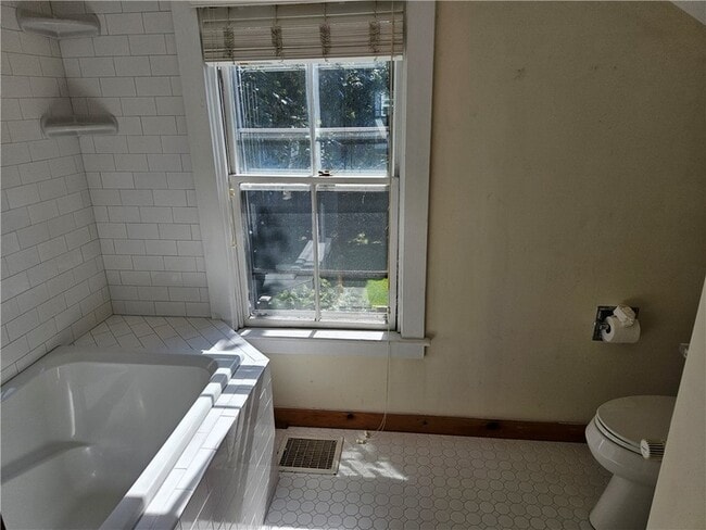 Building Photo - 10 Cherry St