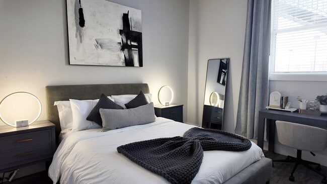 Building Photo - 1424 N Park Pl