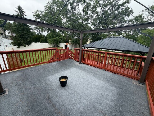 Building Photo - 536 Skylark Dr