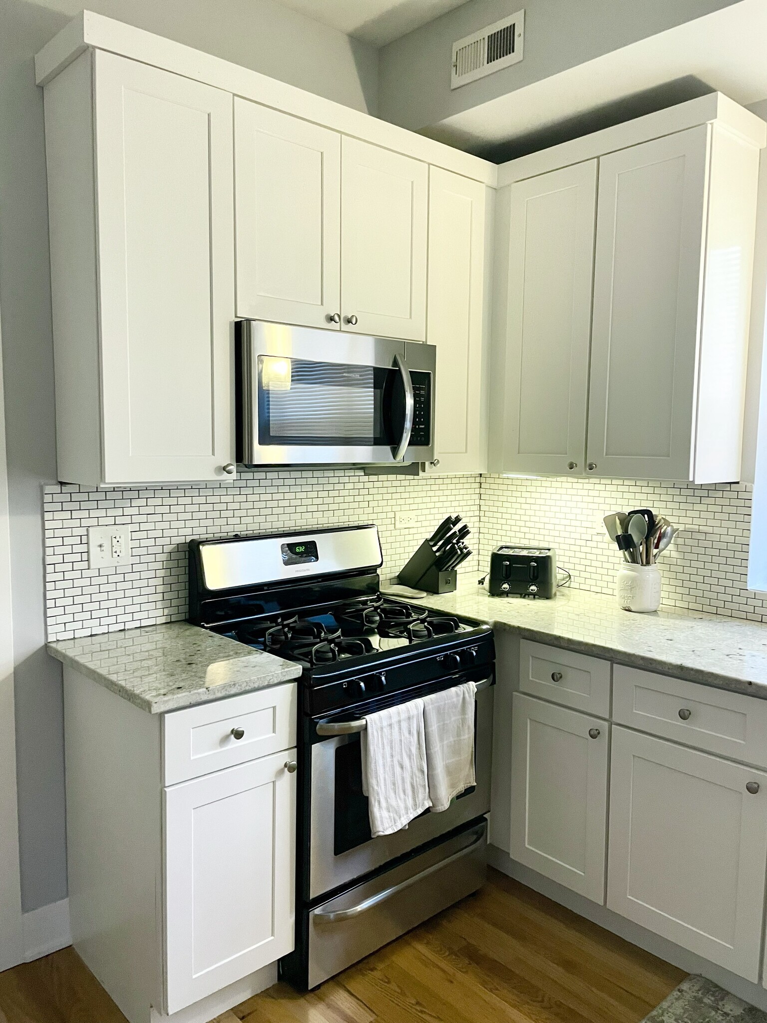 Building Photo - 2135 S Fairfield Ave