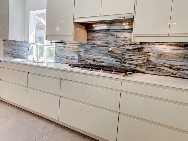 Building Photo - Charming, Remodeled 3-Bed / 3-Bath Home wi...