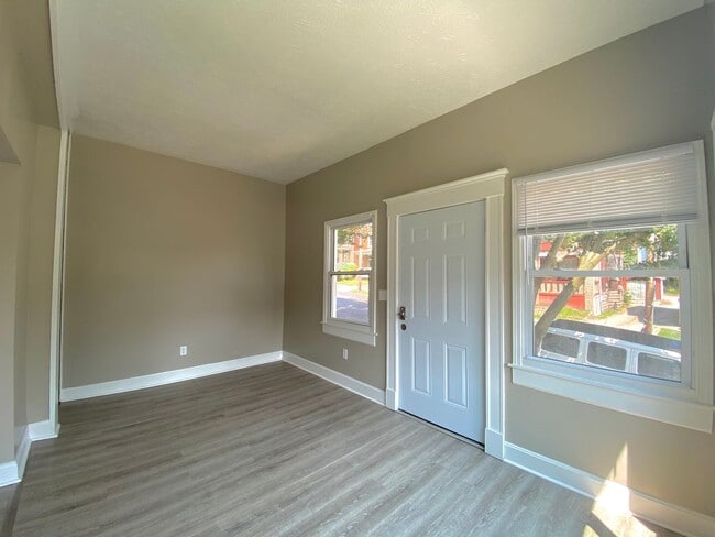 Building Photo - 5 bed/ 2 Bath Mins. from UC Only $750/pp (...