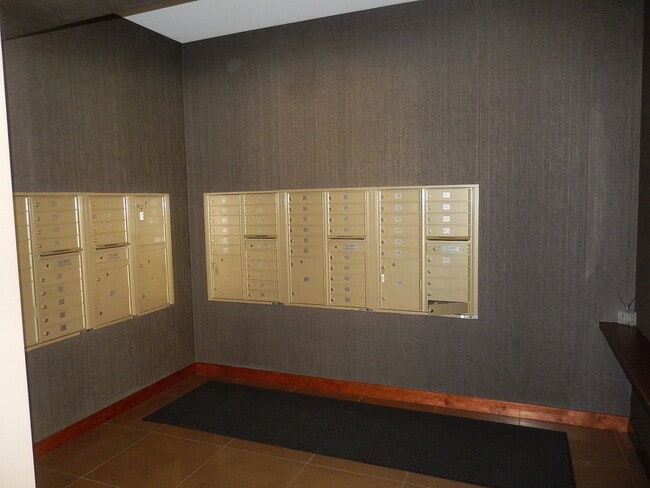 Building Photo - 850 Village Center Dr