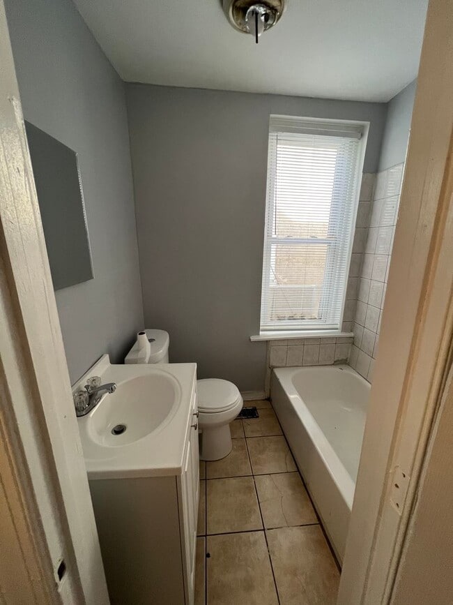 Building Photo - 4BR House Available for Rent!