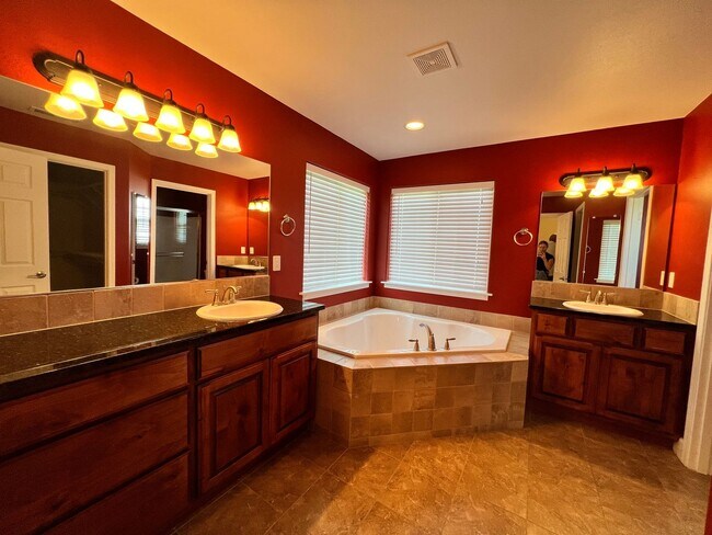 Building Photo - Well Maintained Home in Pelican Point Comm...