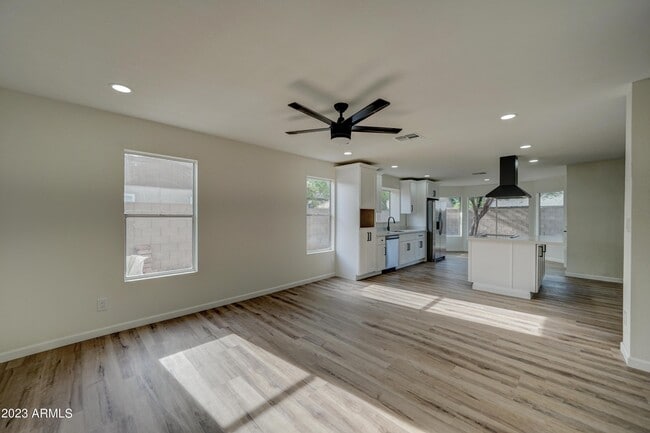 Building Photo - 7113 W Sunnyside Dr